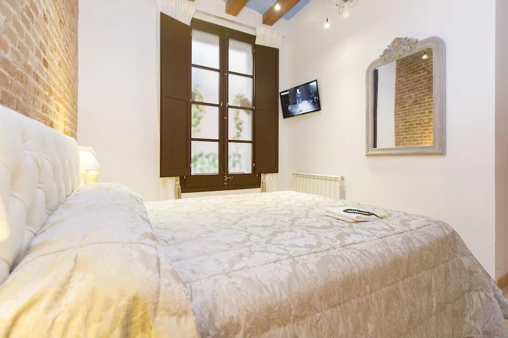 Lux Apartments Barcelona 0*,